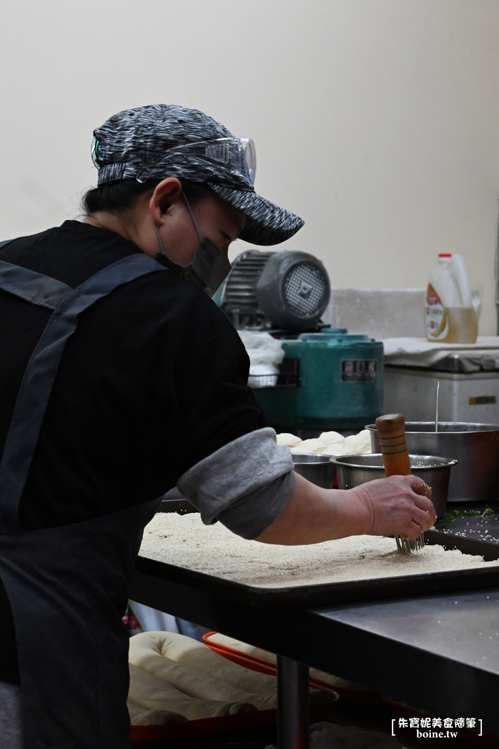 龍門胡椒餅｜炭火烤的胡椒餅香酥多汁．三重排隊美食推薦 @朱寶妮美食隨筆