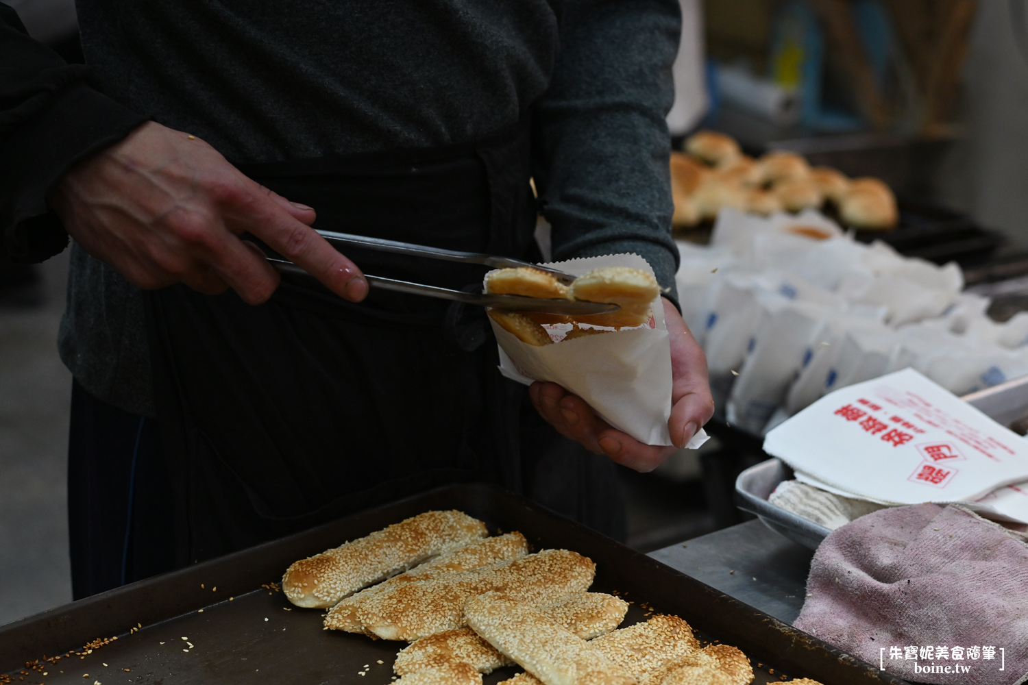 龍門胡椒餅｜炭火烤的胡椒餅香酥多汁．三重排隊美食推薦 @朱寶妮美食隨筆