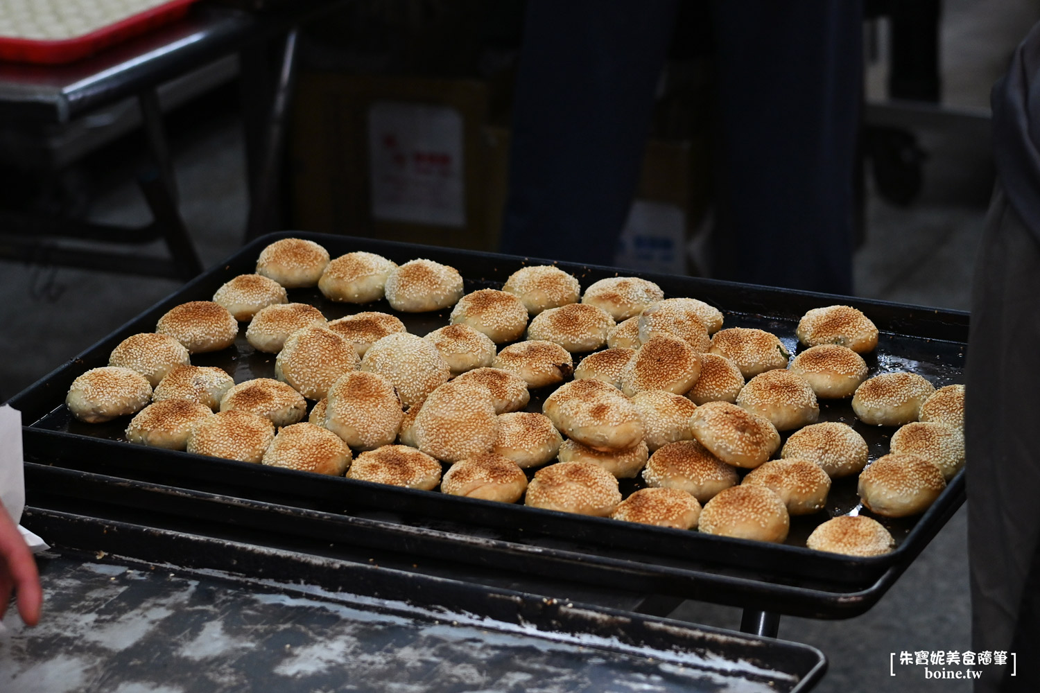 龍門胡椒餅｜炭火烤的胡椒餅香酥多汁．三重排隊美食推薦 @朱寶妮美食隨筆