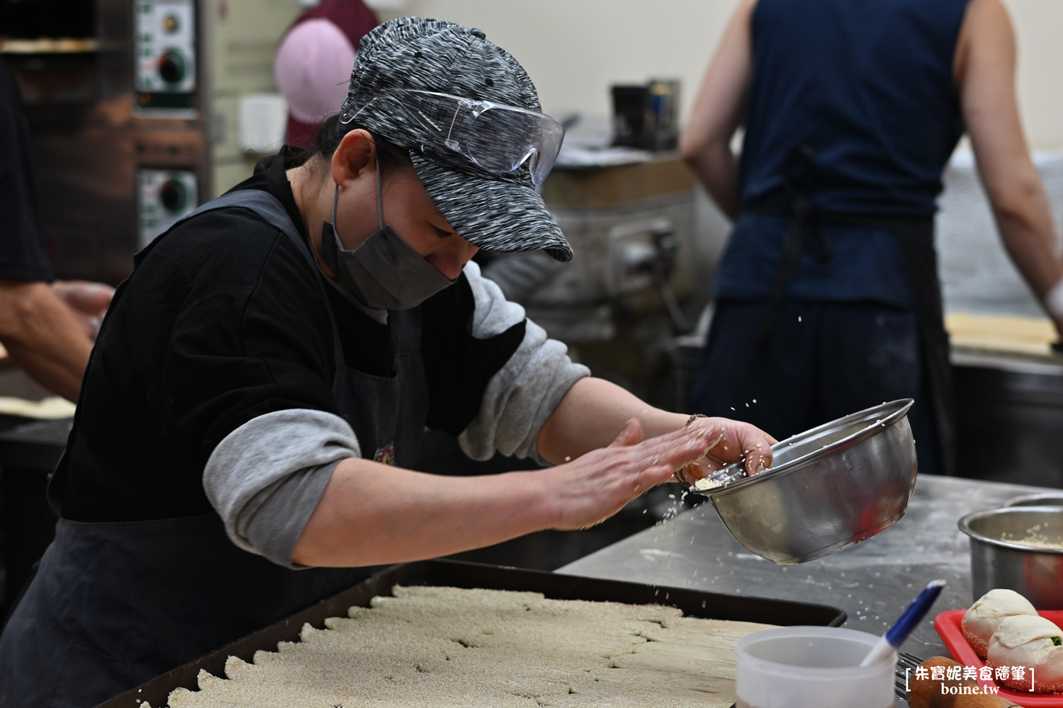 龍門胡椒餅｜炭火烤的胡椒餅香酥多汁．三重排隊美食推薦 @朱寶妮美食隨筆