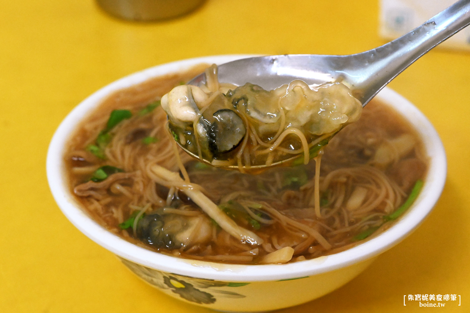 三重橋頭麵線｜在地人推薦的蚵仔大腸麵線．台北橋站排隊美食 @朱寶妮美食隨筆