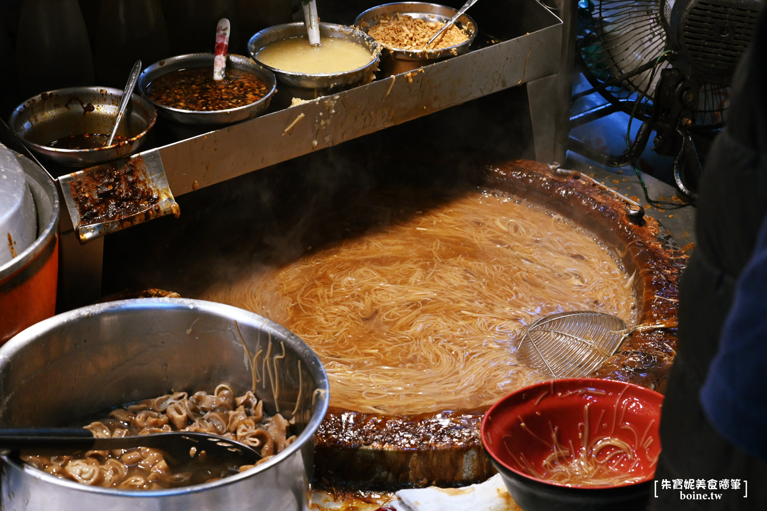 三重橋頭麵線｜在地人推薦的蚵仔大腸麵線．台北橋站排隊美食 @朱寶妮美食隨筆
