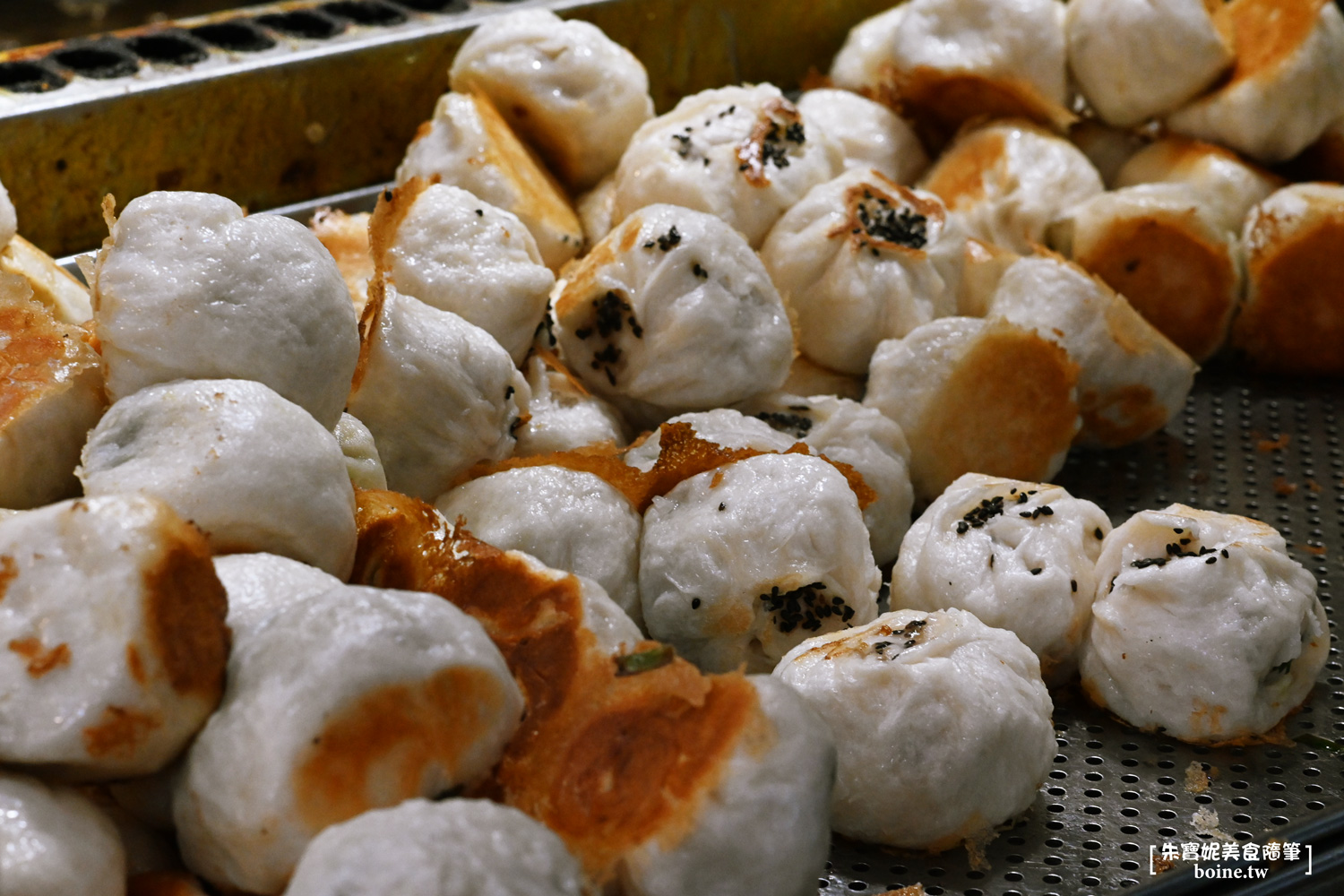 信義公園旁水煎包｜三重排隊小吃推薦．只要8元的平價美食 @朱寶妮美食隨筆