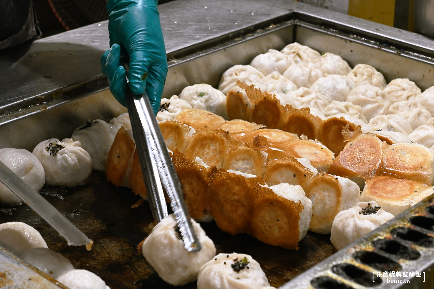 信義公園旁水煎包｜三重排隊小吃推薦．只要8元的平價美食 @朱寶妮美食隨筆