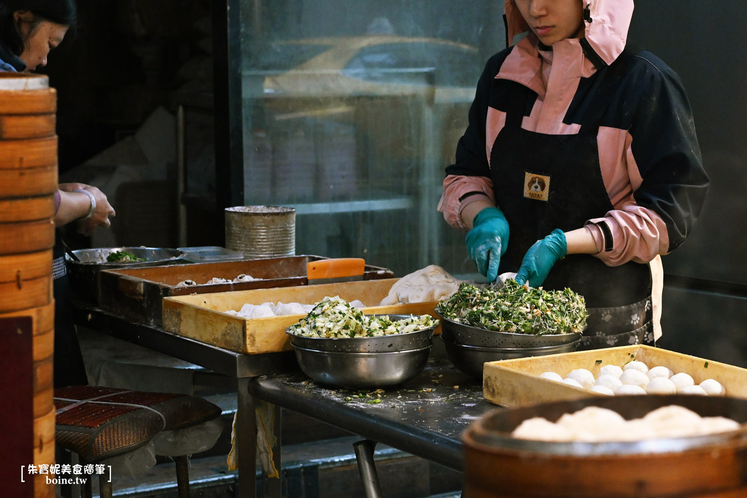 信義公園旁水煎包｜三重排隊小吃推薦．只要8元的平價美食 @朱寶妮美食隨筆