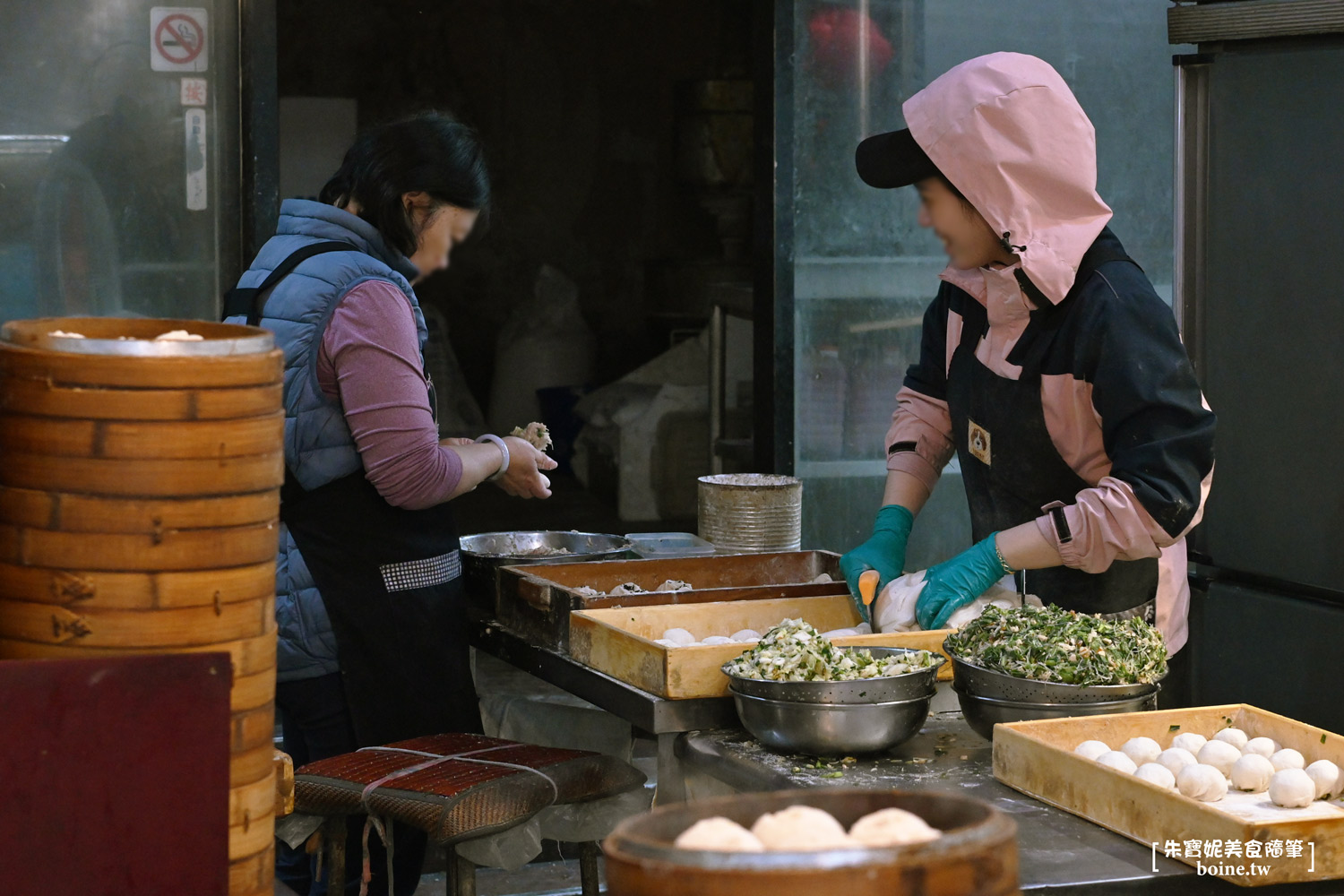 信義公園旁水煎包｜三重排隊小吃推薦．只要8元的平價美食 @朱寶妮美食隨筆