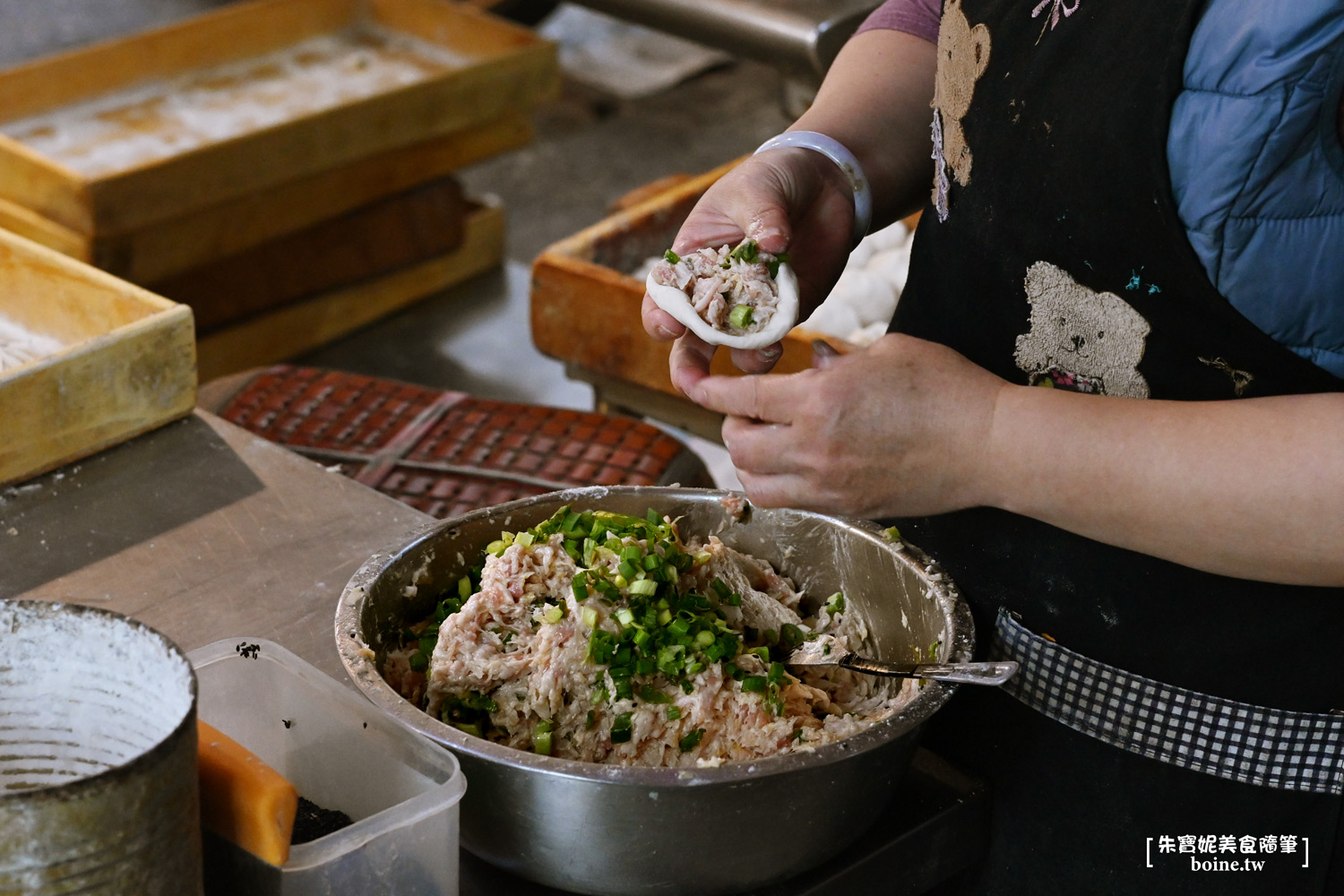 信義公園旁水煎包｜三重排隊小吃推薦．只要8元的平價美食 @朱寶妮美食隨筆
