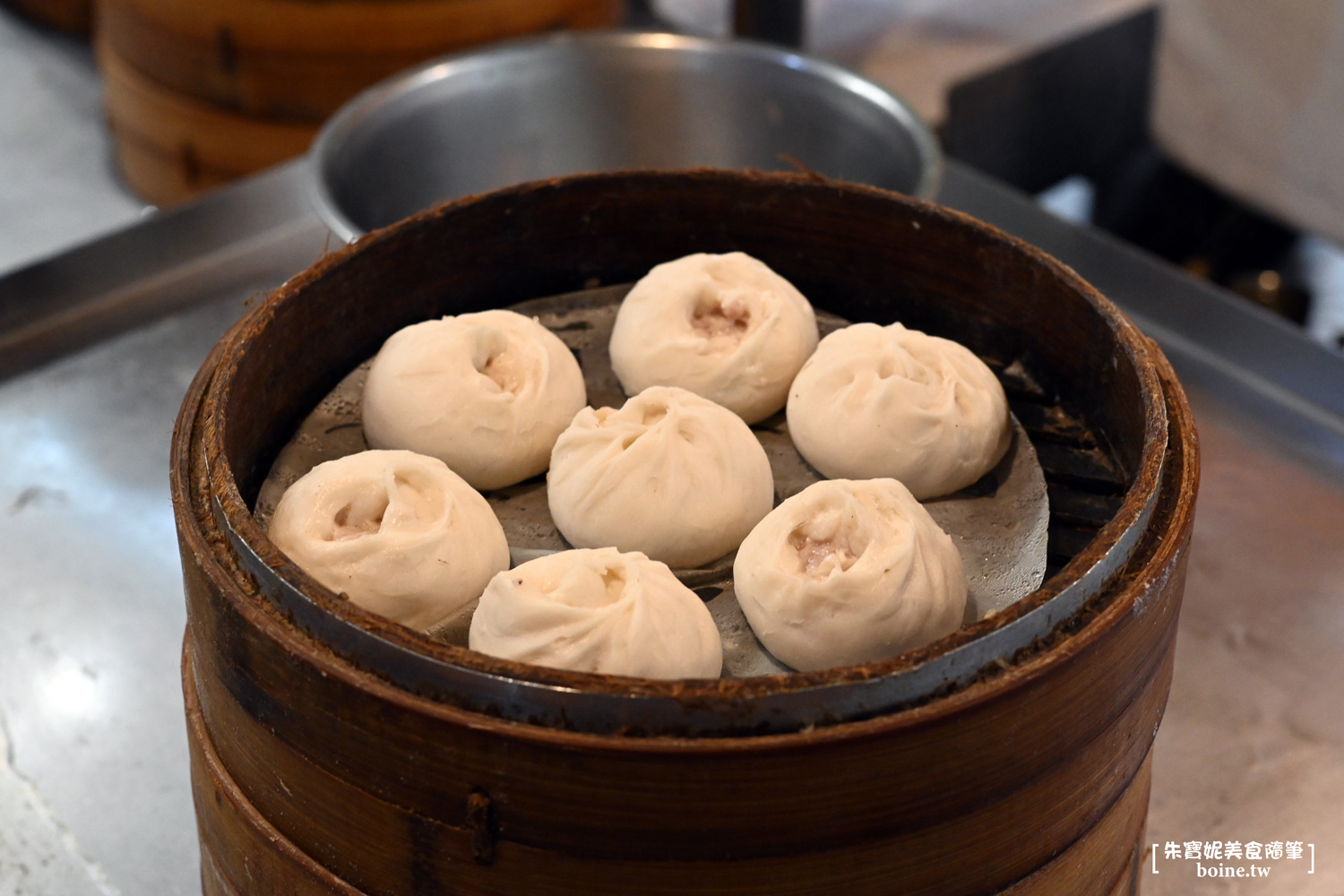 信義公園旁水煎包｜三重排隊小吃推薦．只要8元的平價美食 @朱寶妮美食隨筆