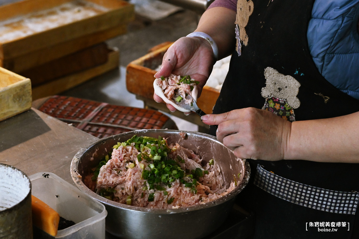 信義公園旁水煎包｜三重排隊小吃推薦．只要8元的平價美食 @朱寶妮美食隨筆