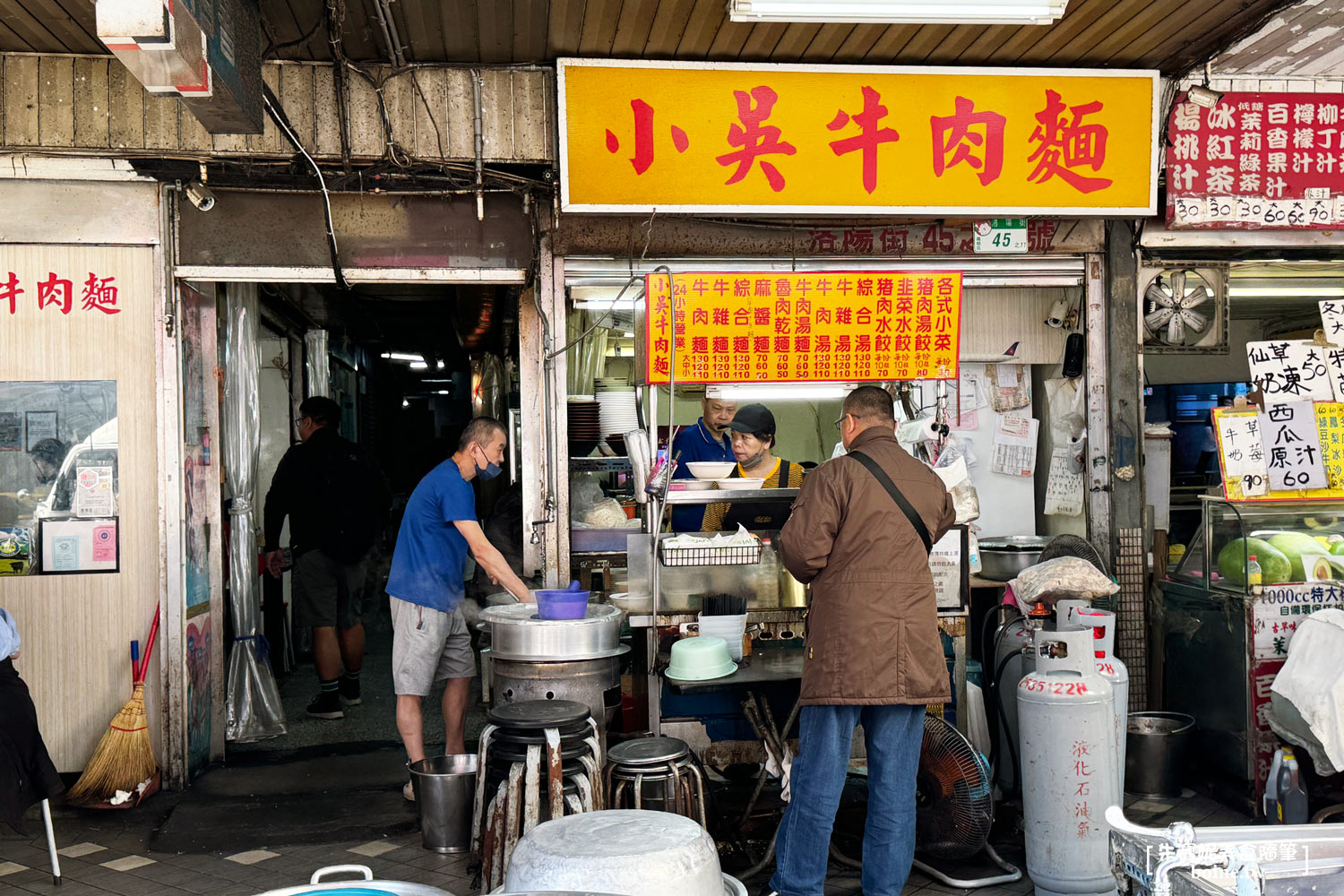 小吳牛肉麵｜西門町24小時美食．挑戰台北最便宜牛肉麵 @朱寶妮美食隨筆