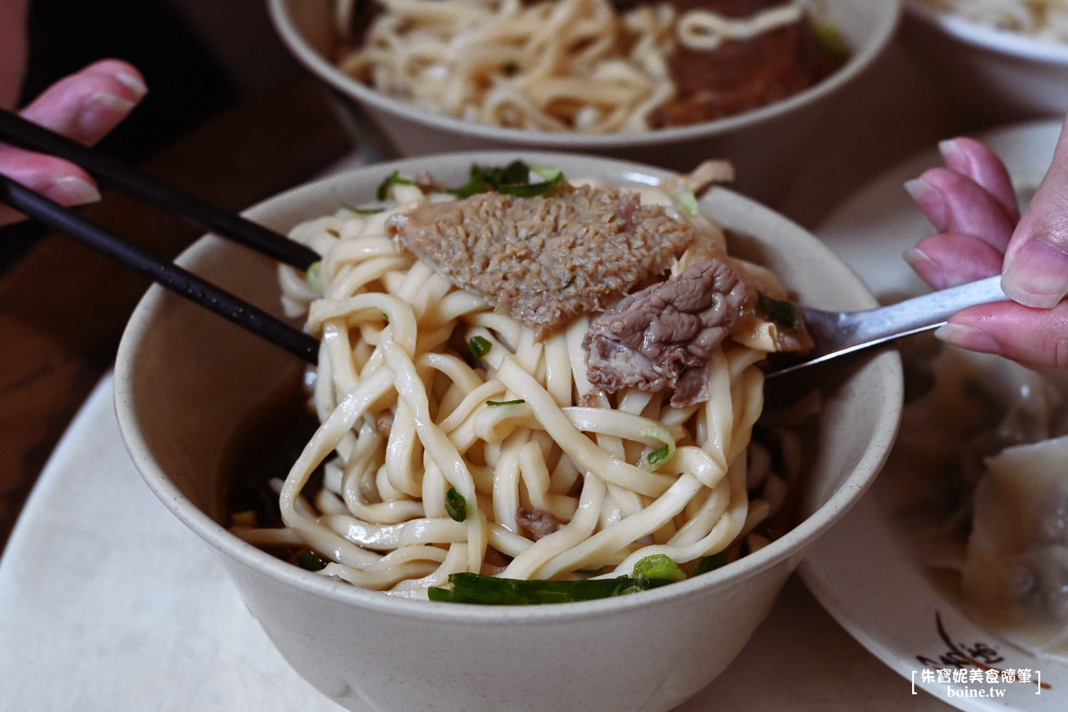 小吳牛肉麵｜西門町24小時美食．挑戰台北最便宜牛肉麵 @朱寶妮美食隨筆