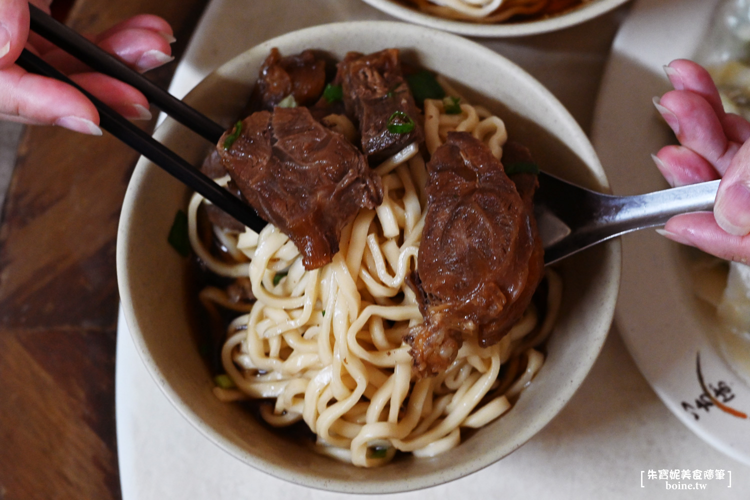 小吳牛肉麵｜西門町24小時美食．挑戰台北最便宜牛肉麵 @朱寶妮美食隨筆