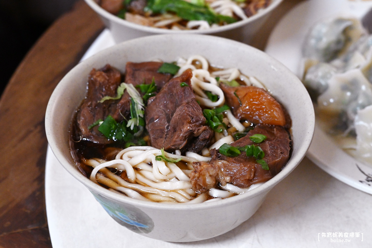 小吳牛肉麵｜西門町24小時美食．挑戰台北最便宜牛肉麵 @朱寶妮美食隨筆