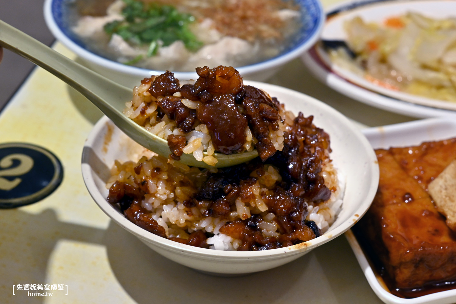 店小二魯肉飯｜三重在地人激推的必吃宵夜．米其林入選餐廳 @朱寶妮美食隨筆