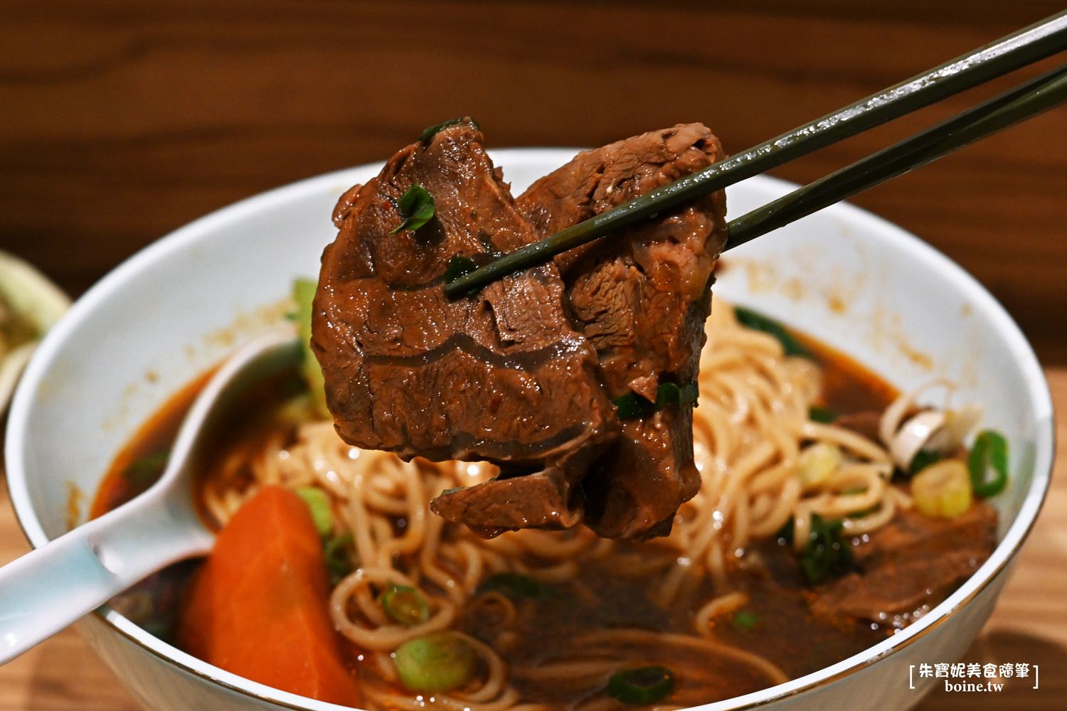 地一牛肉麵｜紅燒湯頭溫潤不燥．台北大巨蛋旁．東區牛肉麵推薦 @朱寶妮美食隨筆