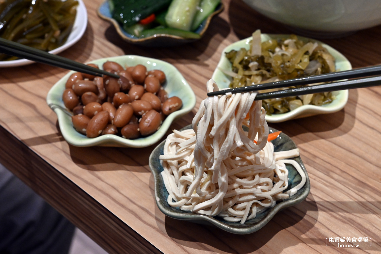 地一牛肉麵｜紅燒湯頭溫潤不燥．台北大巨蛋旁．東區牛肉麵推薦 @朱寶妮美食隨筆