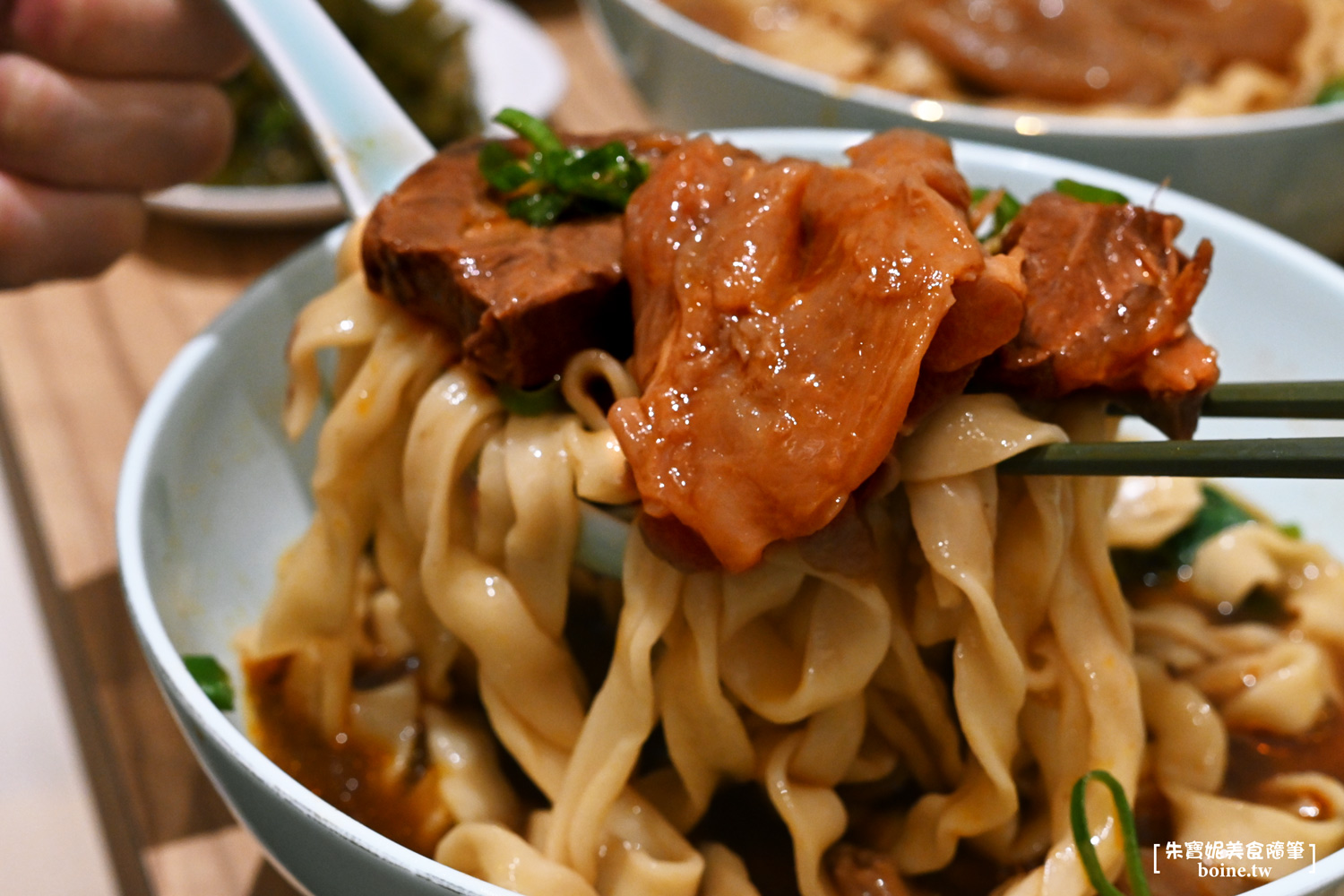 地一牛肉麵｜紅燒湯頭溫潤不燥．台北大巨蛋旁．東區牛肉麵推薦 @朱寶妮美食隨筆