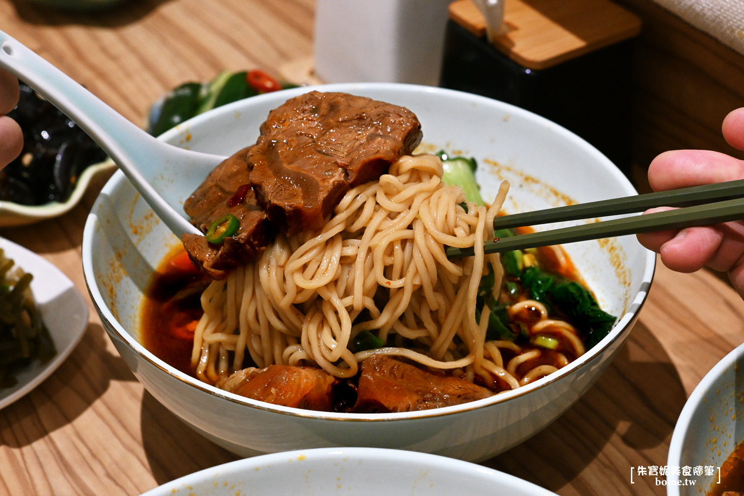 地一牛肉麵｜紅燒湯頭溫潤不燥．台北大巨蛋旁．東區牛肉麵推薦 @朱寶妮美食隨筆