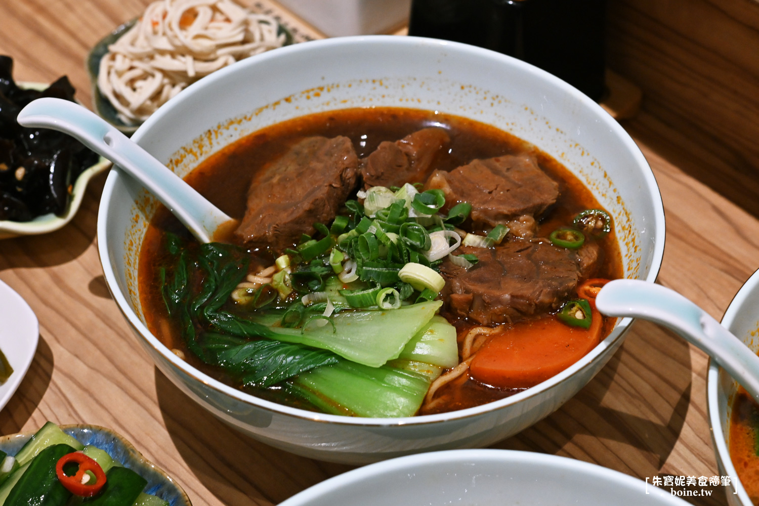 地一牛肉麵｜紅燒湯頭溫潤不燥．台北大巨蛋旁．東區牛肉麵推薦 @朱寶妮美食隨筆