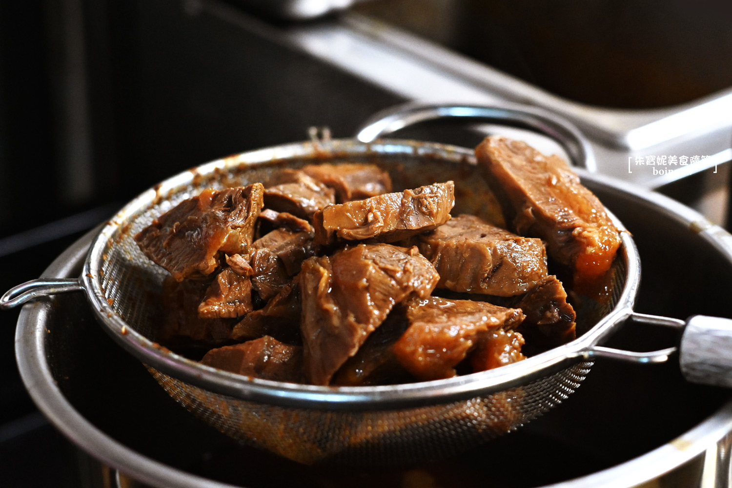 地一牛肉麵｜紅燒湯頭溫潤不燥．台北大巨蛋旁．東區牛肉麵推薦 @朱寶妮美食隨筆