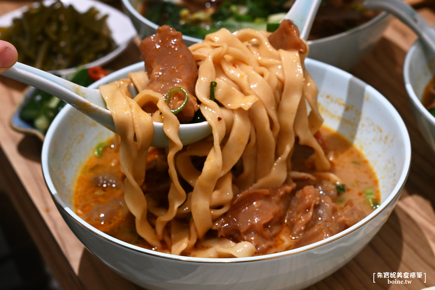 地一牛肉麵｜紅燒湯頭溫潤不燥．台北大巨蛋旁．東區牛肉麵推薦 @朱寶妮美食隨筆