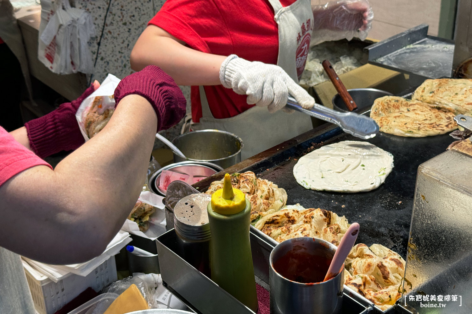 士林站林家蔥抓餅|九層塔配酸菜最對味!學生最愛排隊美食 @朱寶妮美食隨筆 士林站林家蔥抓餅|九層塔配酸菜最對味!學生最愛排隊美食 @朱寶妮美食隨筆