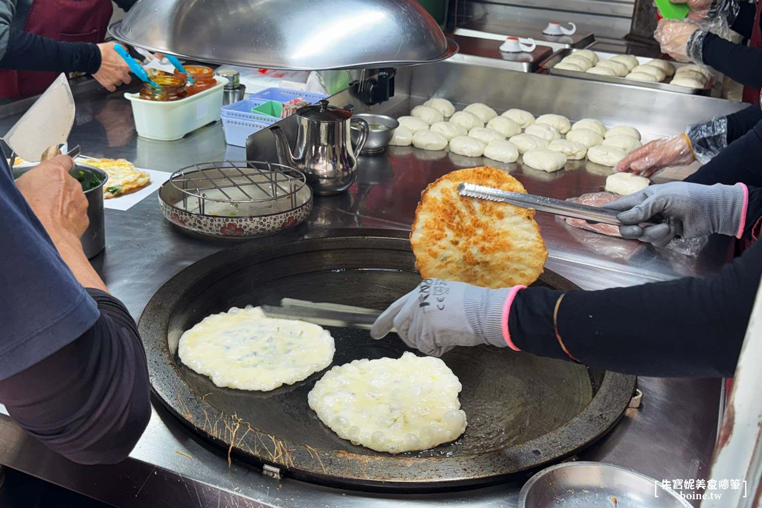 宜吉九層塔粉蔥餅|大甲鎮瀾宮排隊美食搬新家.粉蔥多汁不嗆 @朱寶妮美食隨筆 宜吉九層塔粉蔥餅|大甲鎮瀾宮排隊美食搬新家.粉蔥多汁不嗆 @朱寶妮美食隨筆