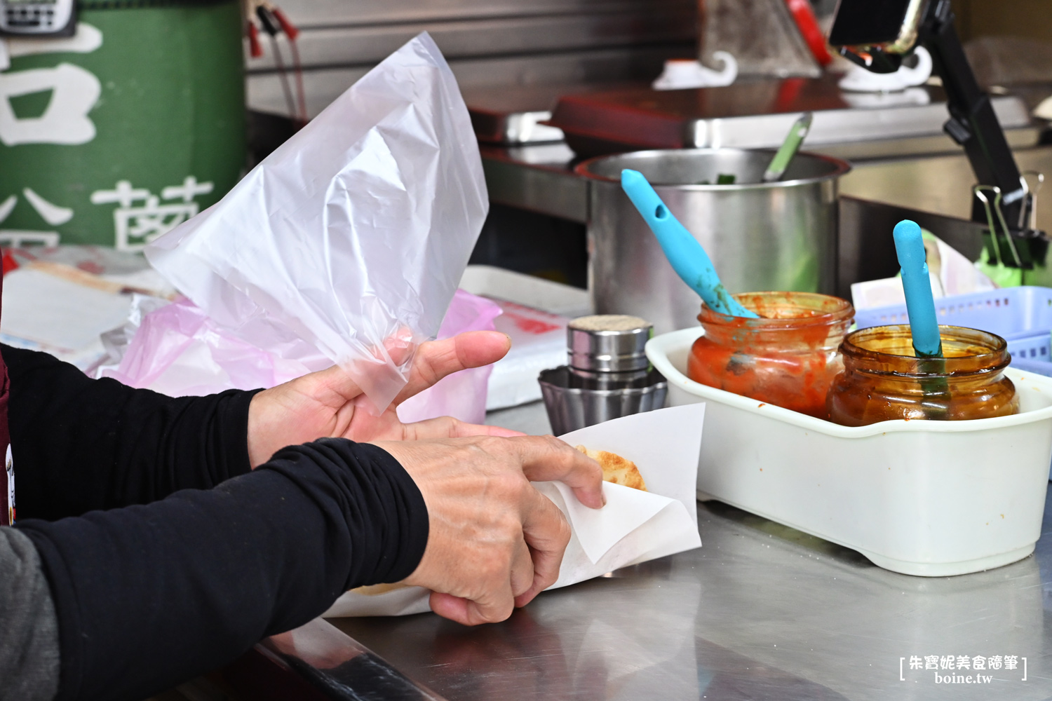宜吉九層塔粉蔥餅|大甲鎮瀾宮排隊美食搬新家.粉蔥多汁不嗆 @朱寶妮美食隨筆 宜吉九層塔粉蔥餅|大甲鎮瀾宮排隊美食搬新家.粉蔥多汁不嗆 @朱寶妮美食隨筆
