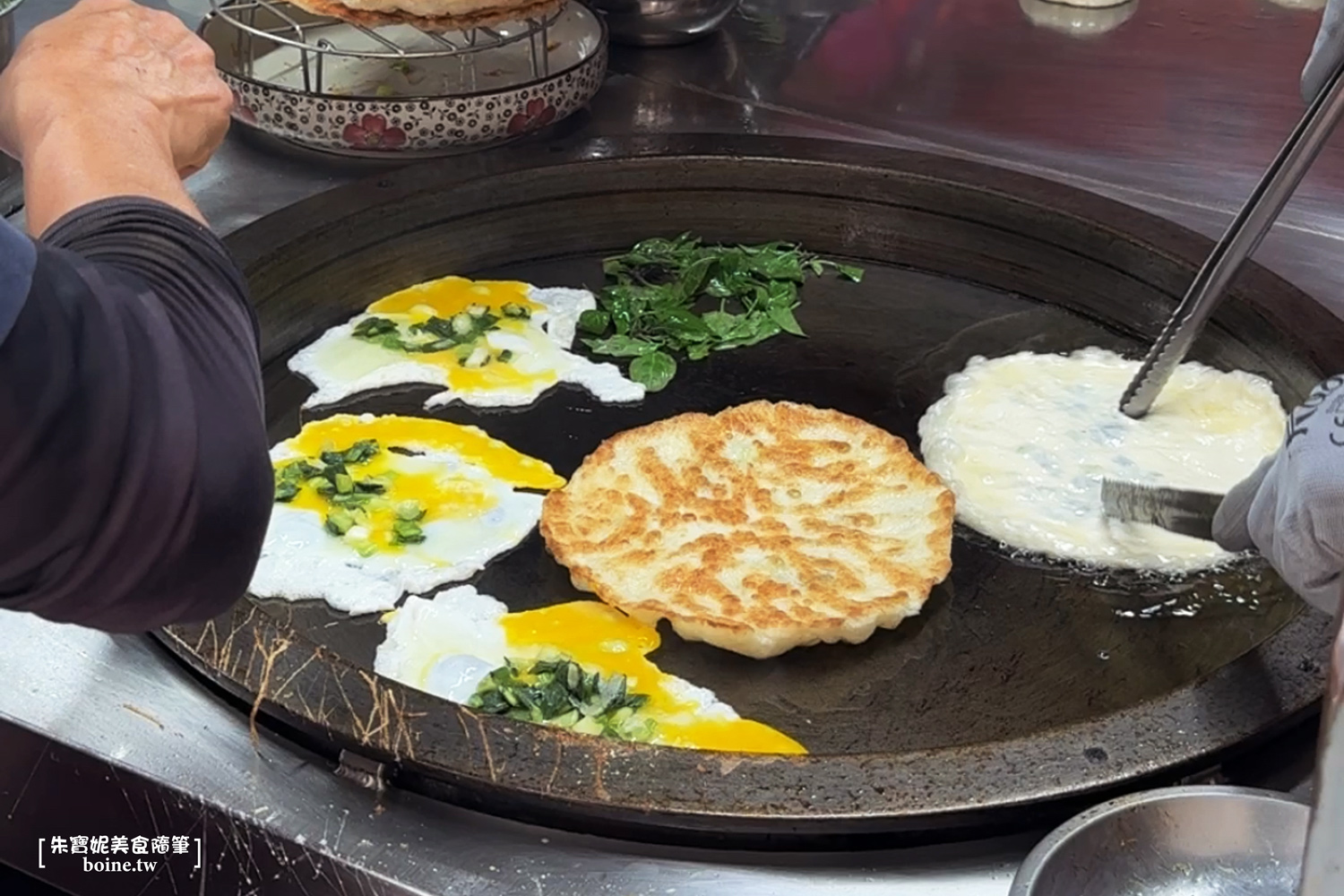 宜吉九層塔粉蔥餅｜大甲鎮瀾宮排隊美食搬新家．粉蔥多汁不嗆 @朱寶妮美食隨筆