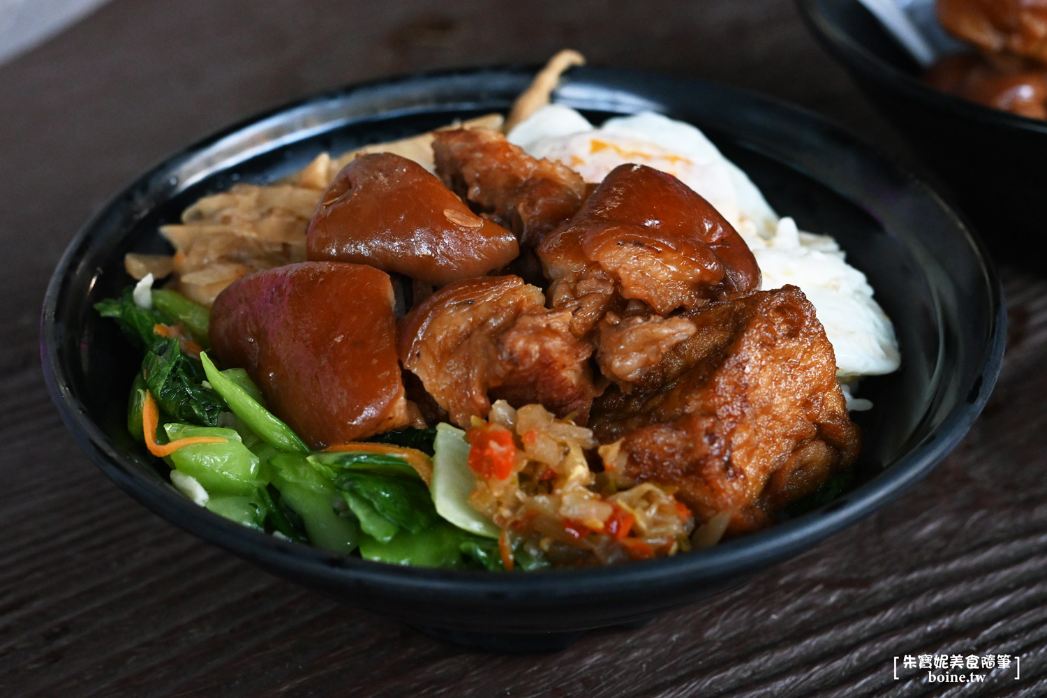 武廟市場美食｜高雄呷二碗腿庫飯．在地人最愛焦糖色豬腳飯 @朱寶妮美食隨筆