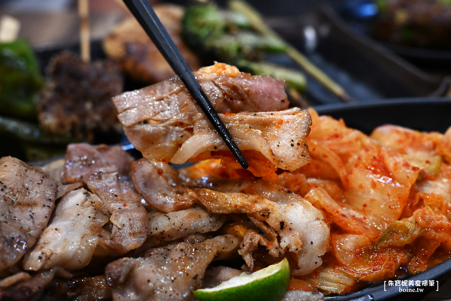 三重美食｜柒息地串燒．聚餐看球賽首選．秘製烤肉醬越刷越好吃 @朱寶妮美食隨筆