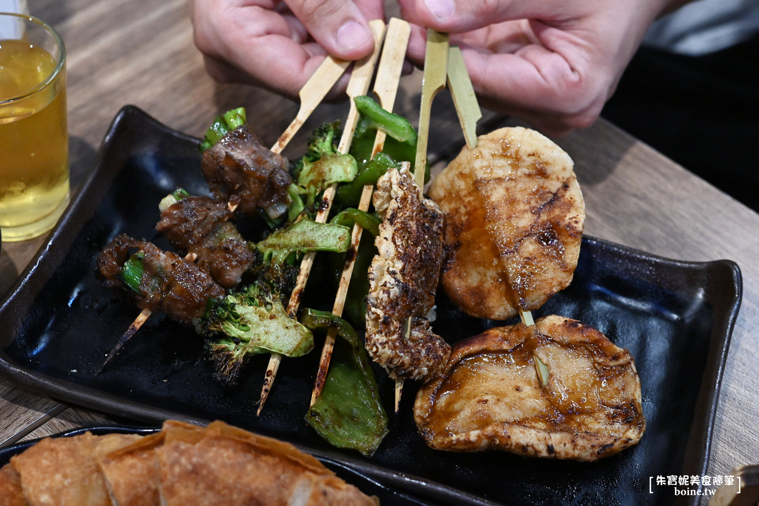 三重美食｜柒息地串燒．聚餐看球賽首選．秘製烤肉醬越刷越好吃 @朱寶妮美食隨筆