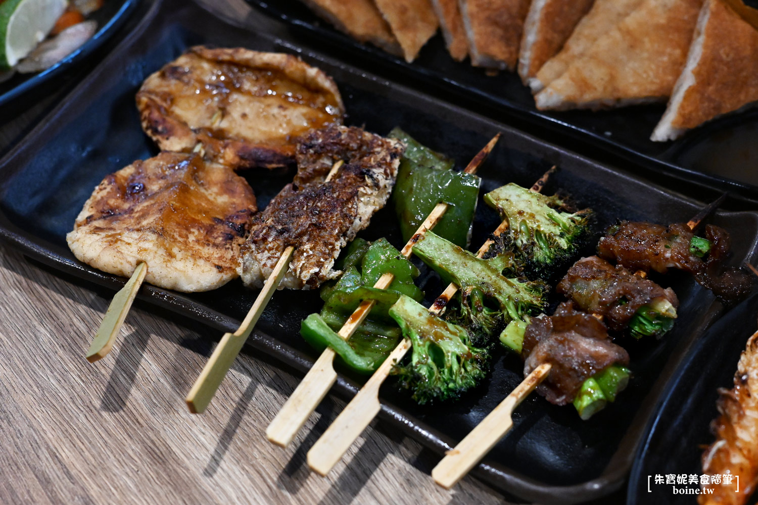 三重美食｜柒息地串燒．聚餐看球賽首選．秘製烤肉醬越刷越好吃 @朱寶妮美食隨筆