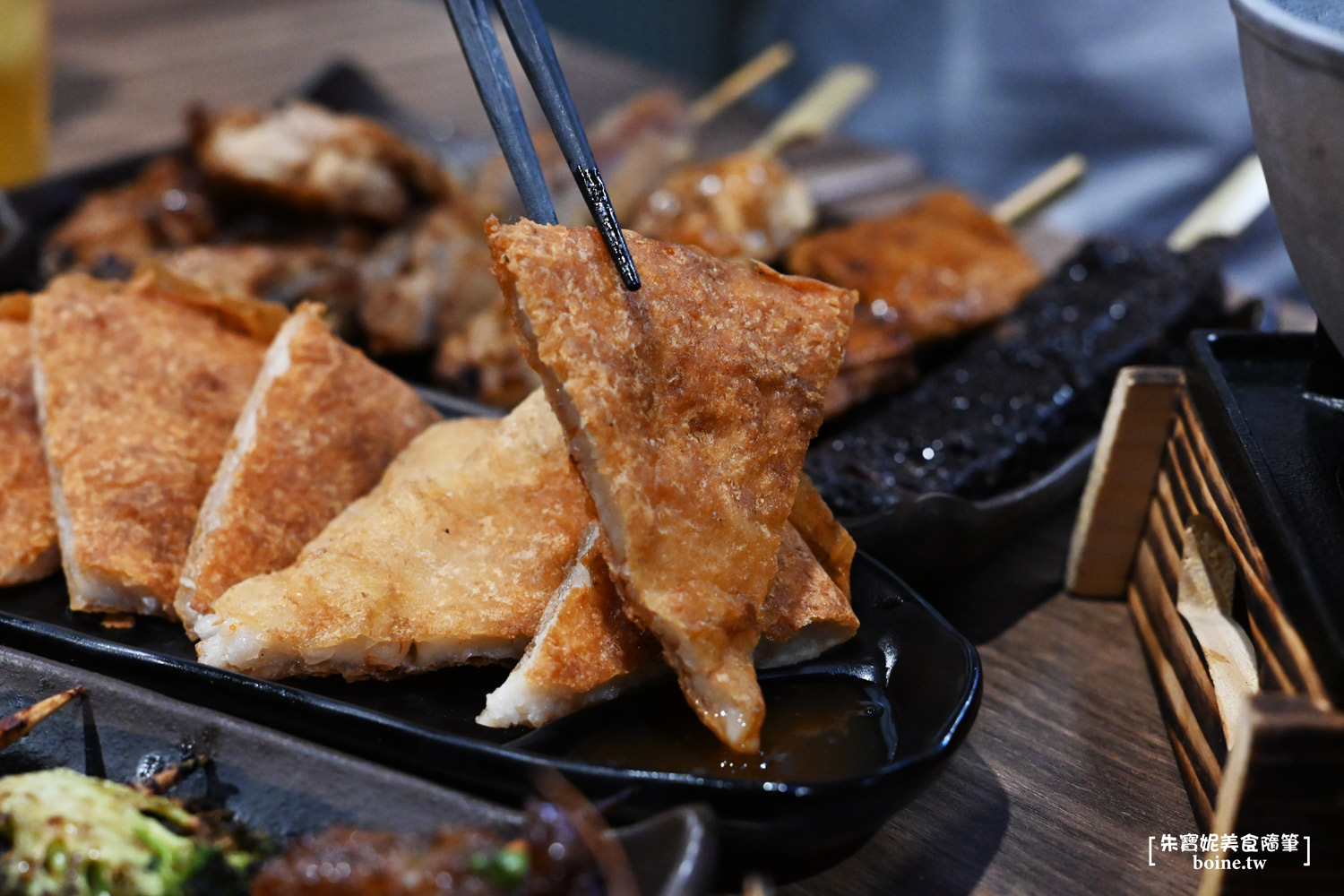 三重美食｜柒息地串燒．聚餐看球賽首選．秘製烤肉醬越刷越好吃 @朱寶妮美食隨筆