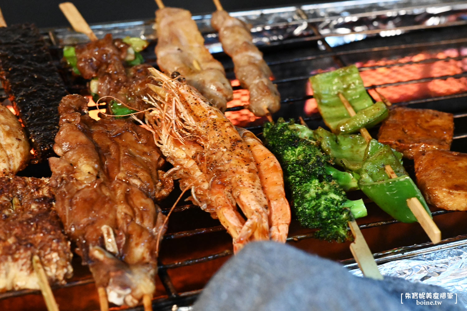 三重美食｜柒息地串燒．聚餐看球賽首選．秘製烤肉醬越刷越好吃 @朱寶妮美食隨筆