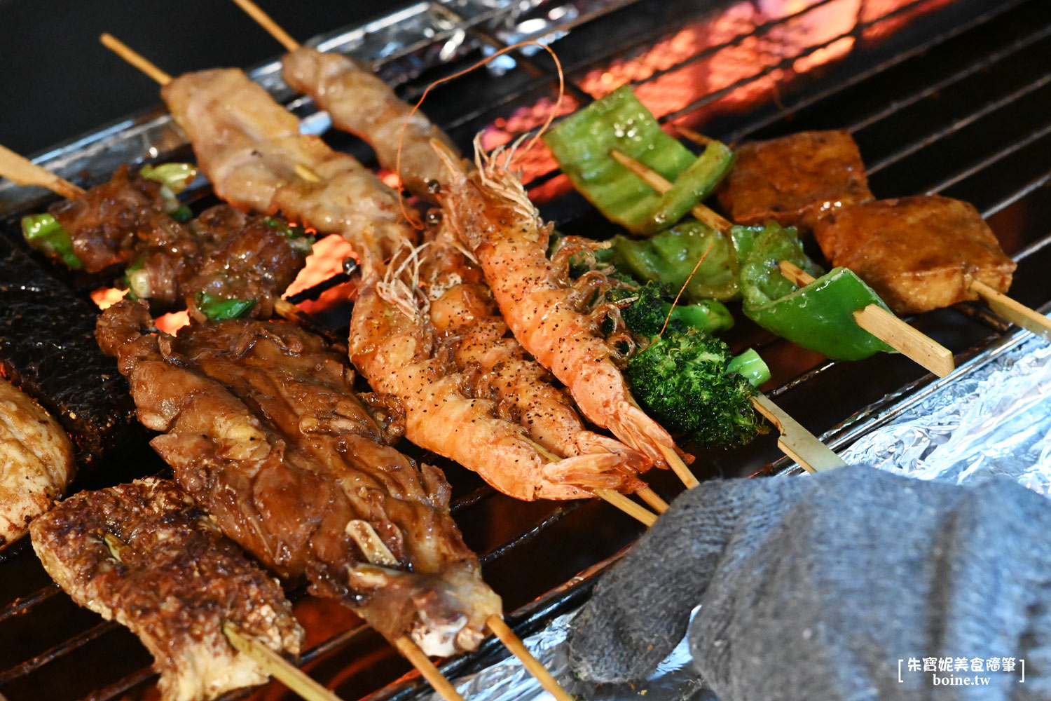 三重美食｜柒息地串燒．聚餐看球賽首選．秘製烤肉醬越刷越好吃 @朱寶妮美食隨筆