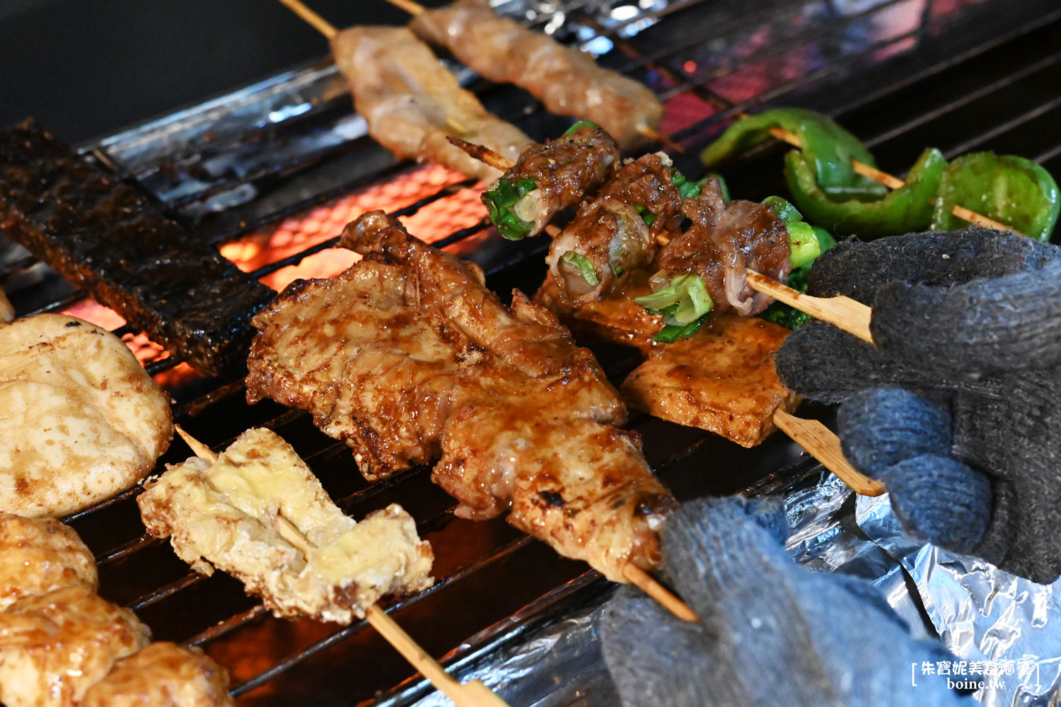 三重美食｜柒息地串燒．聚餐看球賽首選．秘製烤肉醬越刷越好吃 @朱寶妮美食隨筆