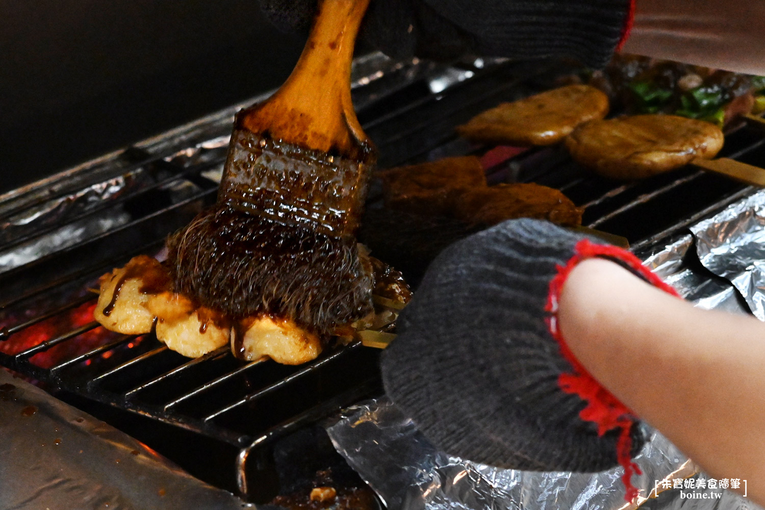 三重美食｜柒息地串燒．聚餐看球賽首選．秘製烤肉醬越刷越好吃 @朱寶妮美食隨筆