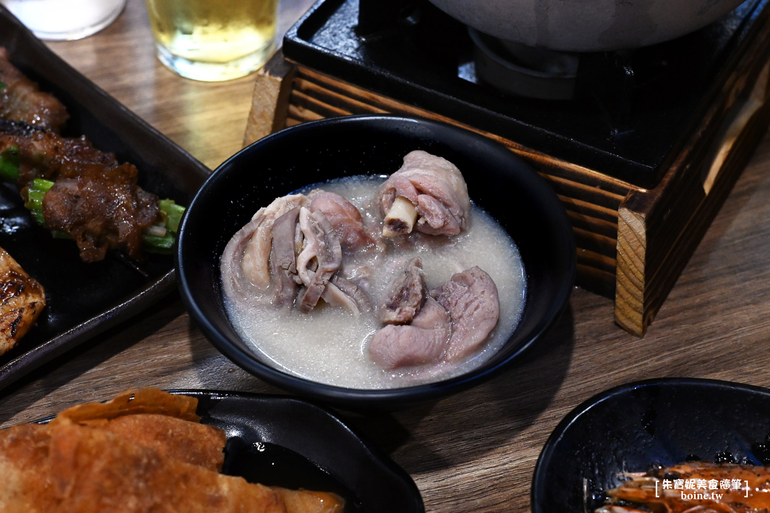 三重美食｜柒息地串燒．聚餐看球賽首選．秘製烤肉醬越刷越好吃 @朱寶妮美食隨筆