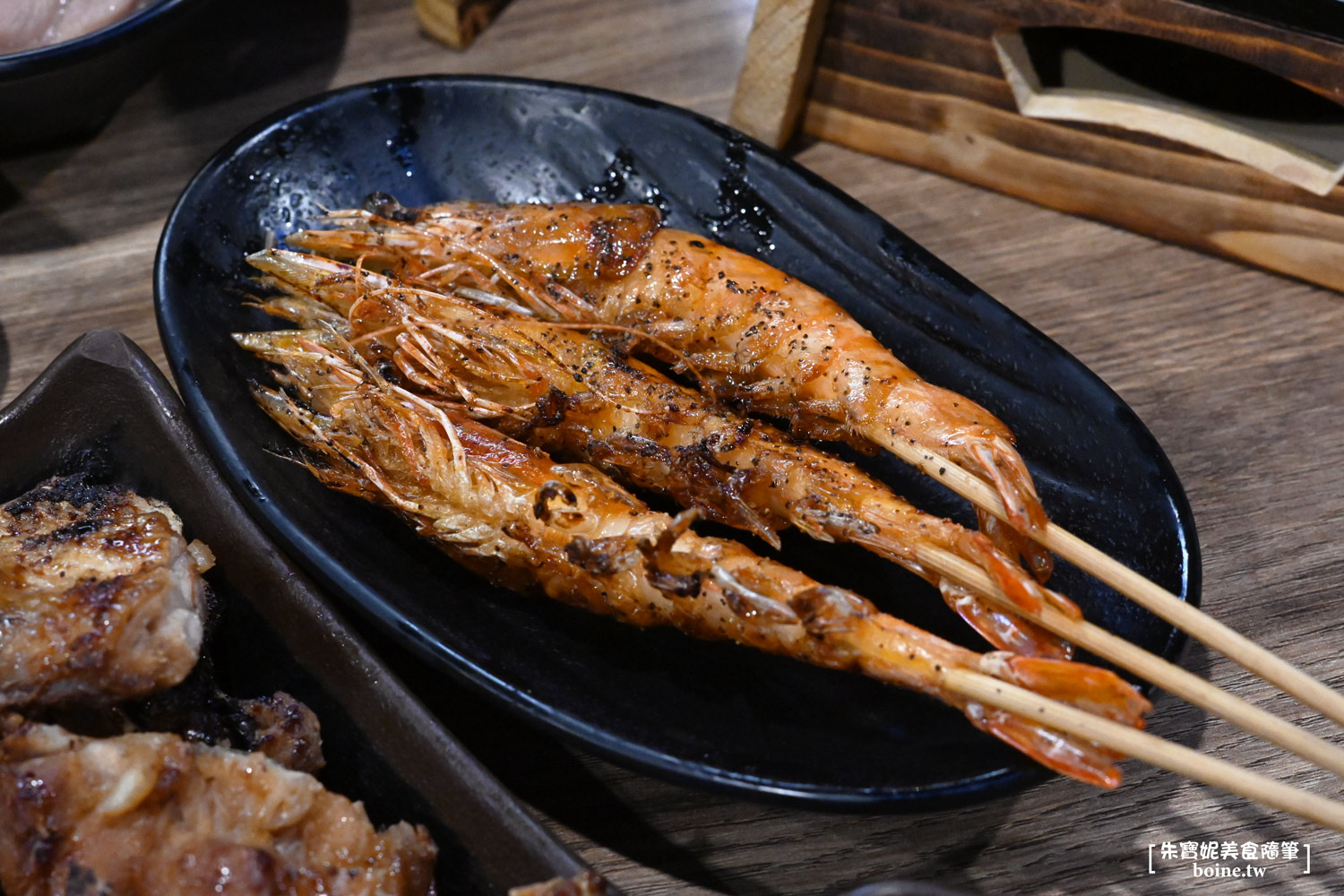 三重美食｜柒息地串燒．聚餐看球賽首選．秘製烤肉醬越刷越好吃 @朱寶妮美食隨筆