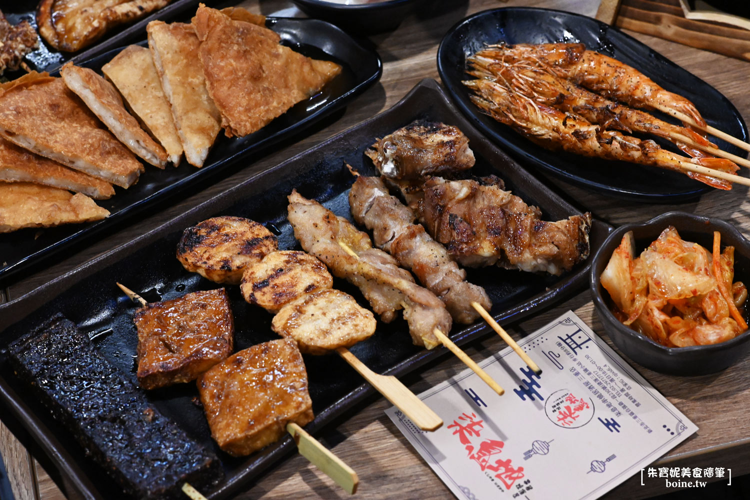 三重美食｜柒息地串燒．聚餐看球賽首選．秘製烤肉醬越刷越好吃 @朱寶妮美食隨筆