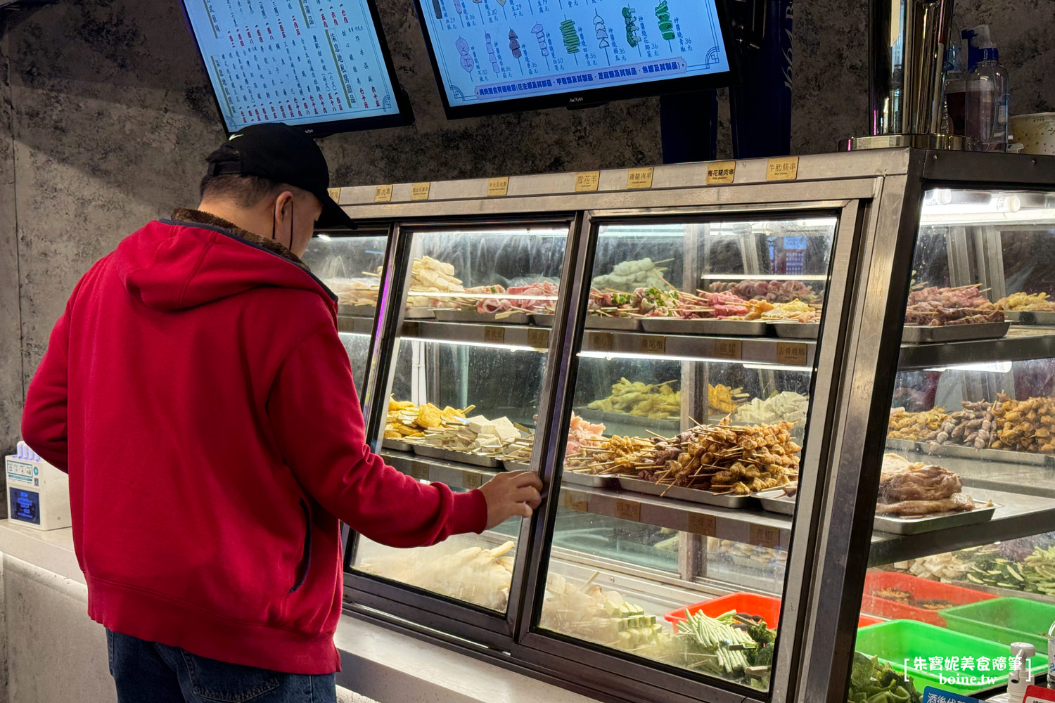 三重美食｜柒息地串燒．聚餐看球賽首選．秘製烤肉醬越刷越好吃 @朱寶妮美食隨筆