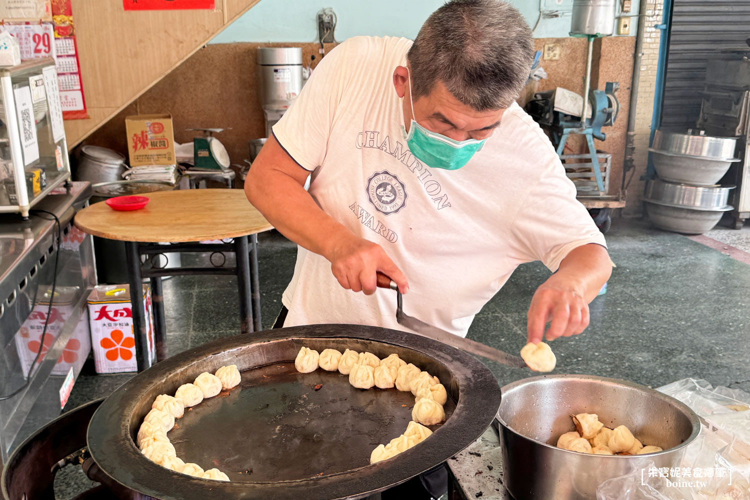 豐滿生煎包|屏東必吃早餐.晚來吃不到.開鍋秒殺的銅板美食 @朱寶妮美食隨筆 豐滿生煎包|屏東必吃早餐.晚來吃不到.開鍋秒殺的銅板美食 @朱寶妮美食隨筆
