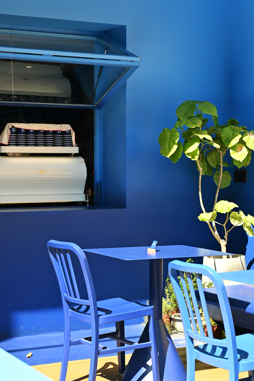 CAFEAO｜陳冠希首間台北咖啡廳．民生社區裡的質感藍色空間 @朱寶妮美食隨筆