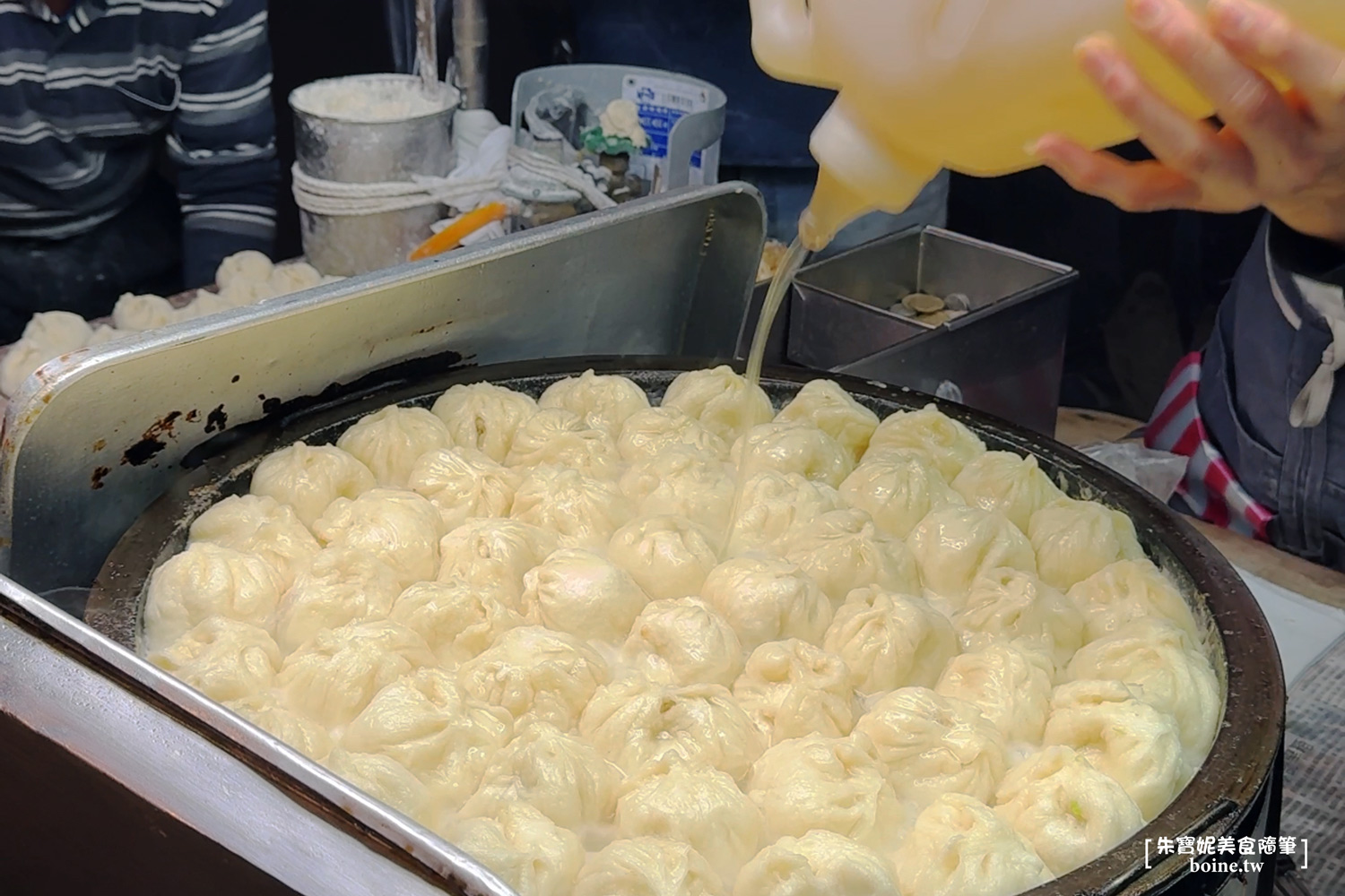 士林站美食｜華榮街水煎包攤車．在地人排了30年的現包小吃 @朱寶妮美食隨筆
