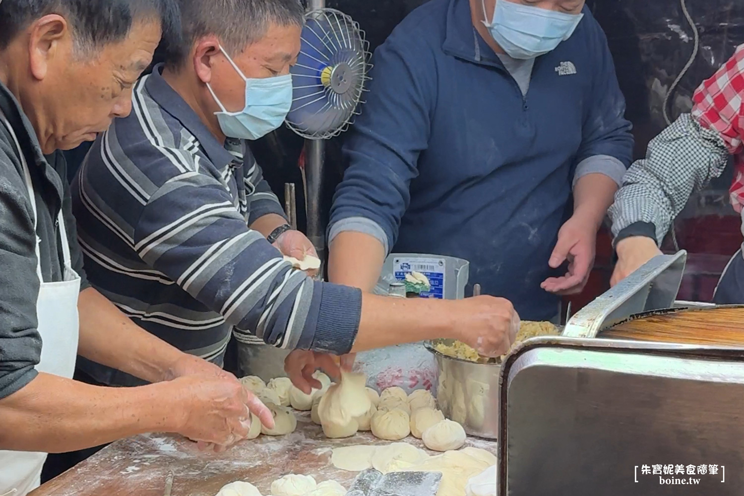 士林站美食｜華榮街水煎包攤車．在地人排了30年的現包小吃 @朱寶妮美食隨筆