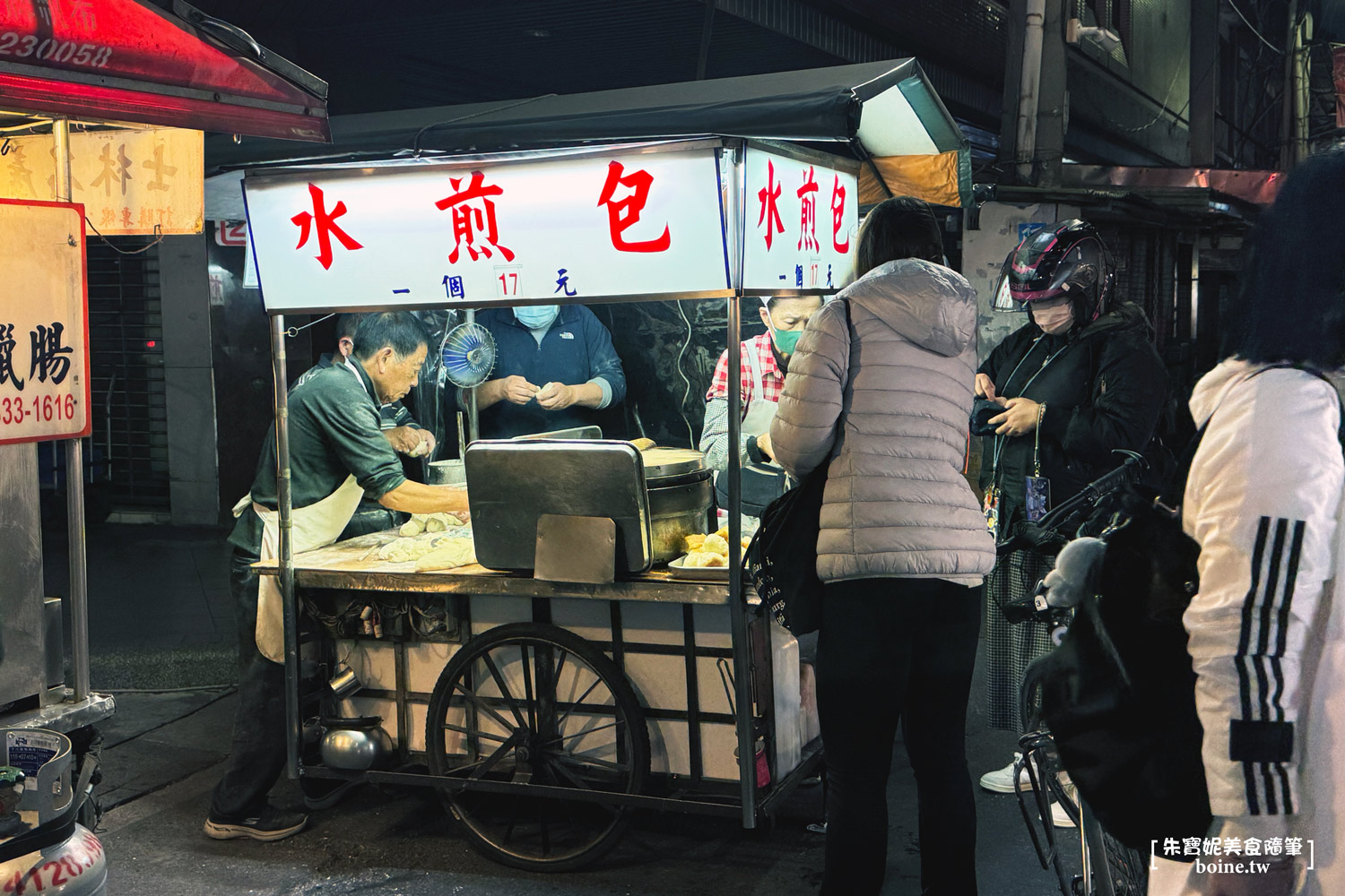 士林站美食｜華榮街水煎包攤車．在地人排了30年的現包小吃 @朱寶妮美食隨筆