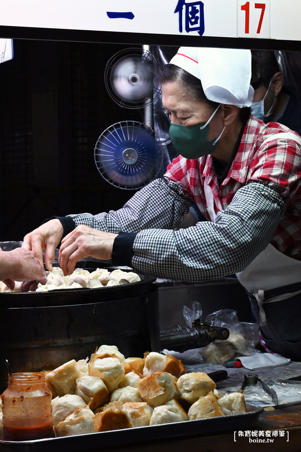 士林站美食｜華榮街水煎包攤車．在地人排了30年的現包小吃 @朱寶妮美食隨筆
