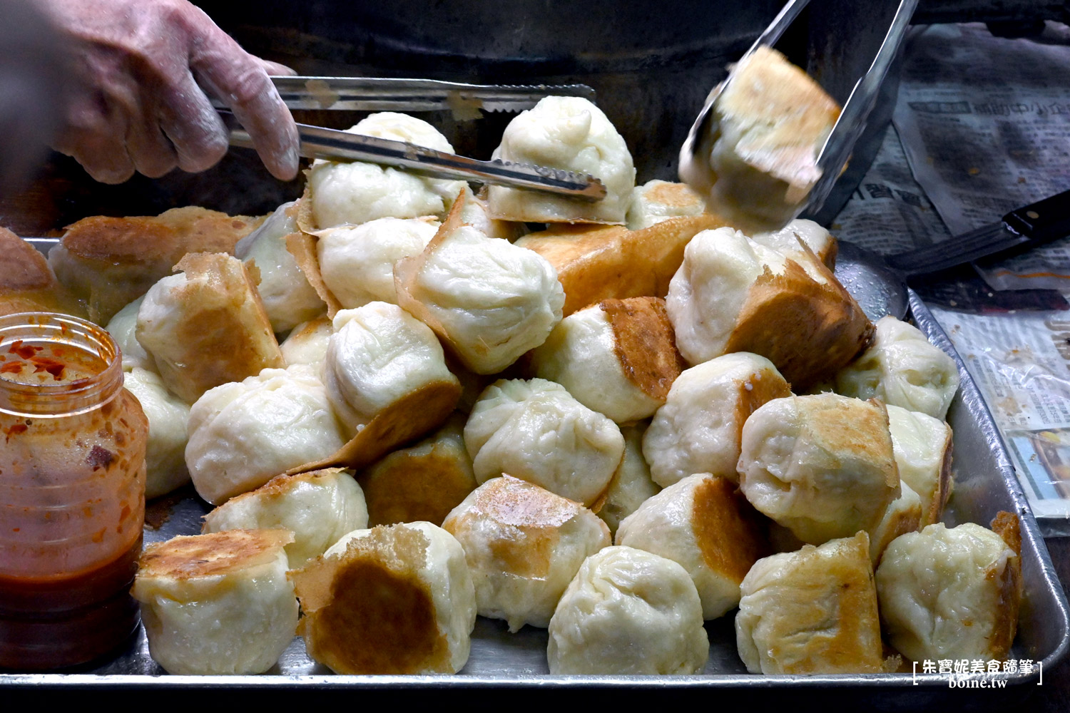士林站美食｜華榮街水煎包攤車．在地人排了30年的現包小吃 @朱寶妮美食隨筆