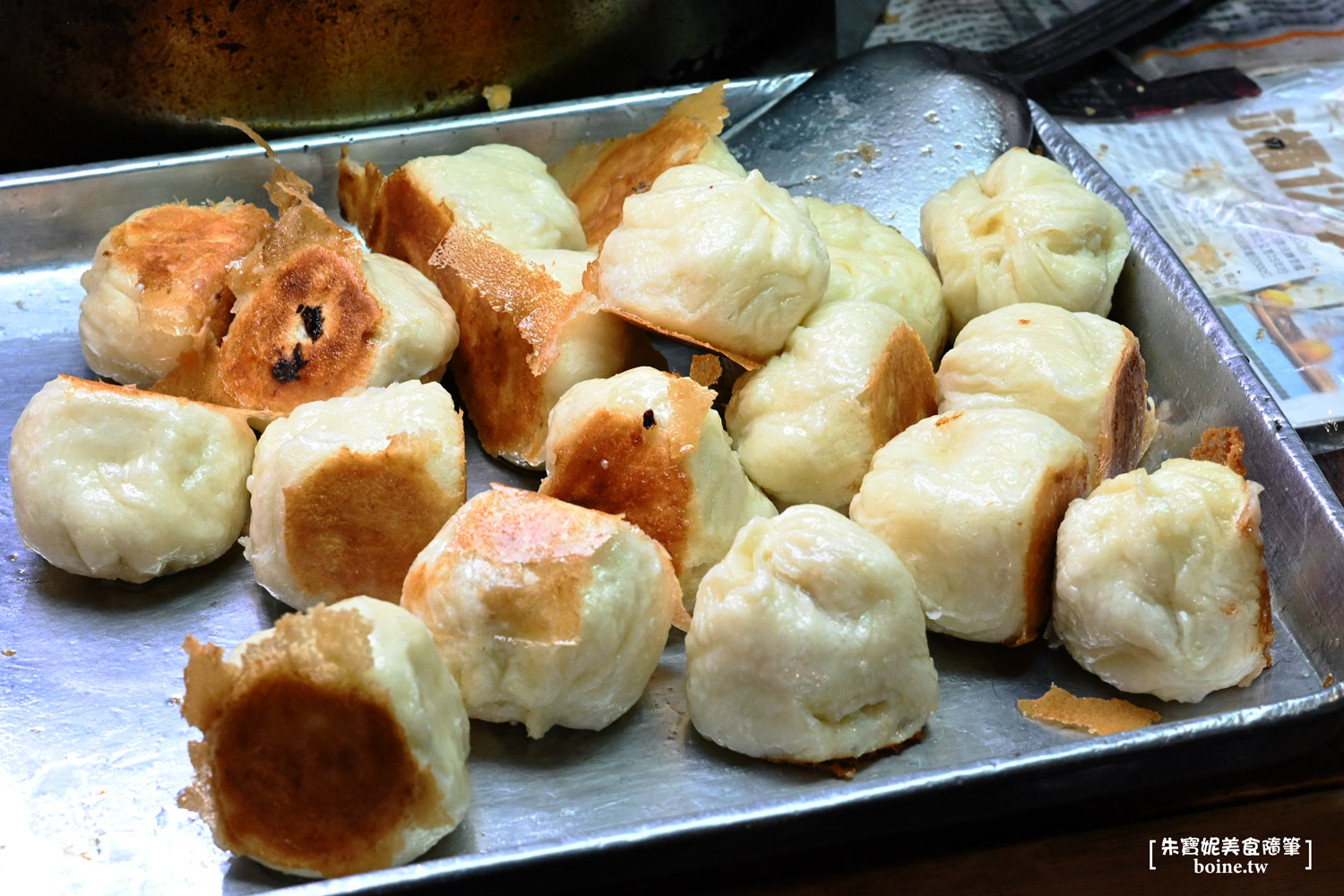 士林站美食｜華榮街水煎包攤車．在地人排了30年的現包小吃 @朱寶妮美食隨筆